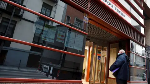 Un hombre entra a una oficina de empleo en Madrid. Un hombre entra a una oficina de empleo en Madrid.