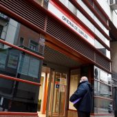 Un hombre entra a una oficina de empleo en Madrid.