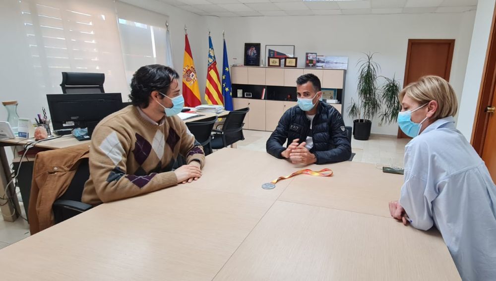 El atleta torrevejense consigue en Sevilla su mejor marca personal y la mínima para participar en los próximos Juegos Olímpicos El atleta torrevejense consigue en Sevilla su mejor marca personal y la mínima para participar en los próximos Juegos Olímpicos