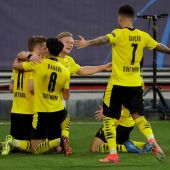 Los jugadores del Borussia Dortmund celebran un gol ante el Sevilla