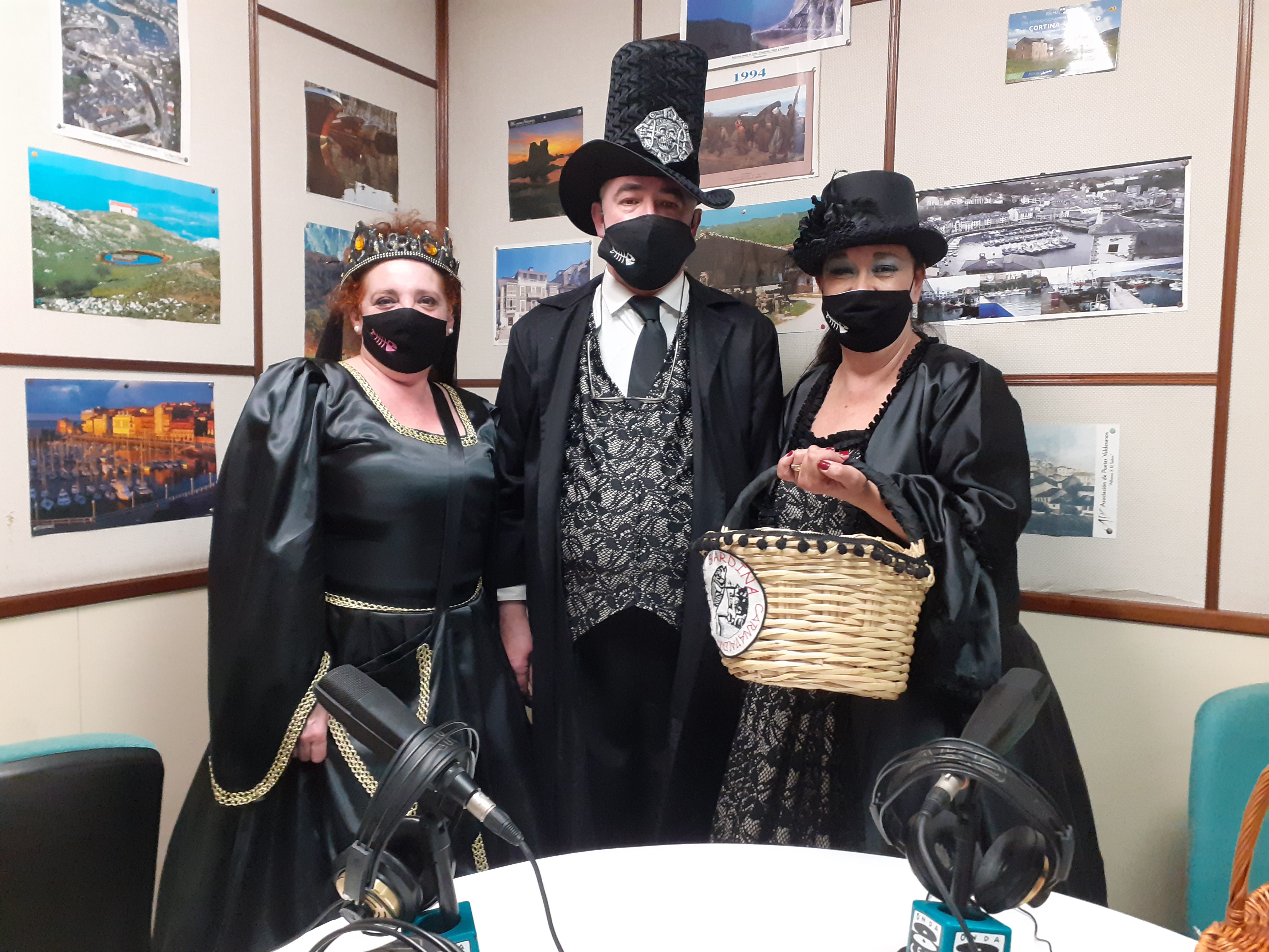 El Carnaval de Luarca cierra hoy los actos con la lectura del testamento sin poder hacer en diferido el entierro “por eso nos hemos vestido de luto y recorremos todos los bares de Luarca con las rosquillas y el anís”. El Carnaval de Luarca cierra hoy los actos con la lectura del testamento sin poder hacer en diferido el entierro “por eso nos hemos vestido de luto y recorremos todos los bares de Luarca con las rosquillas y el anís”.