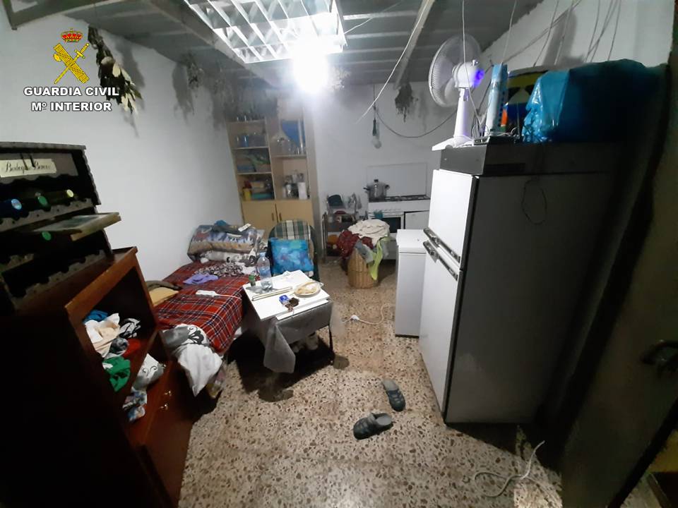 La Guardia Civil libera a una mujer que retenida en el garaje de una vivienda en contra de su voluntad La Guardia Civil libera a una mujer que retenida en el garaje de una vivienda en contra de su voluntad
