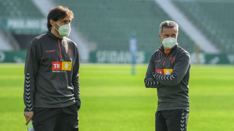 Las dudas de Escrib&aacute; en el Elche: entre el 4-2-3-1 de su anterior etapa y el 4-4-2 con el que termin&oacute; en el Celta.