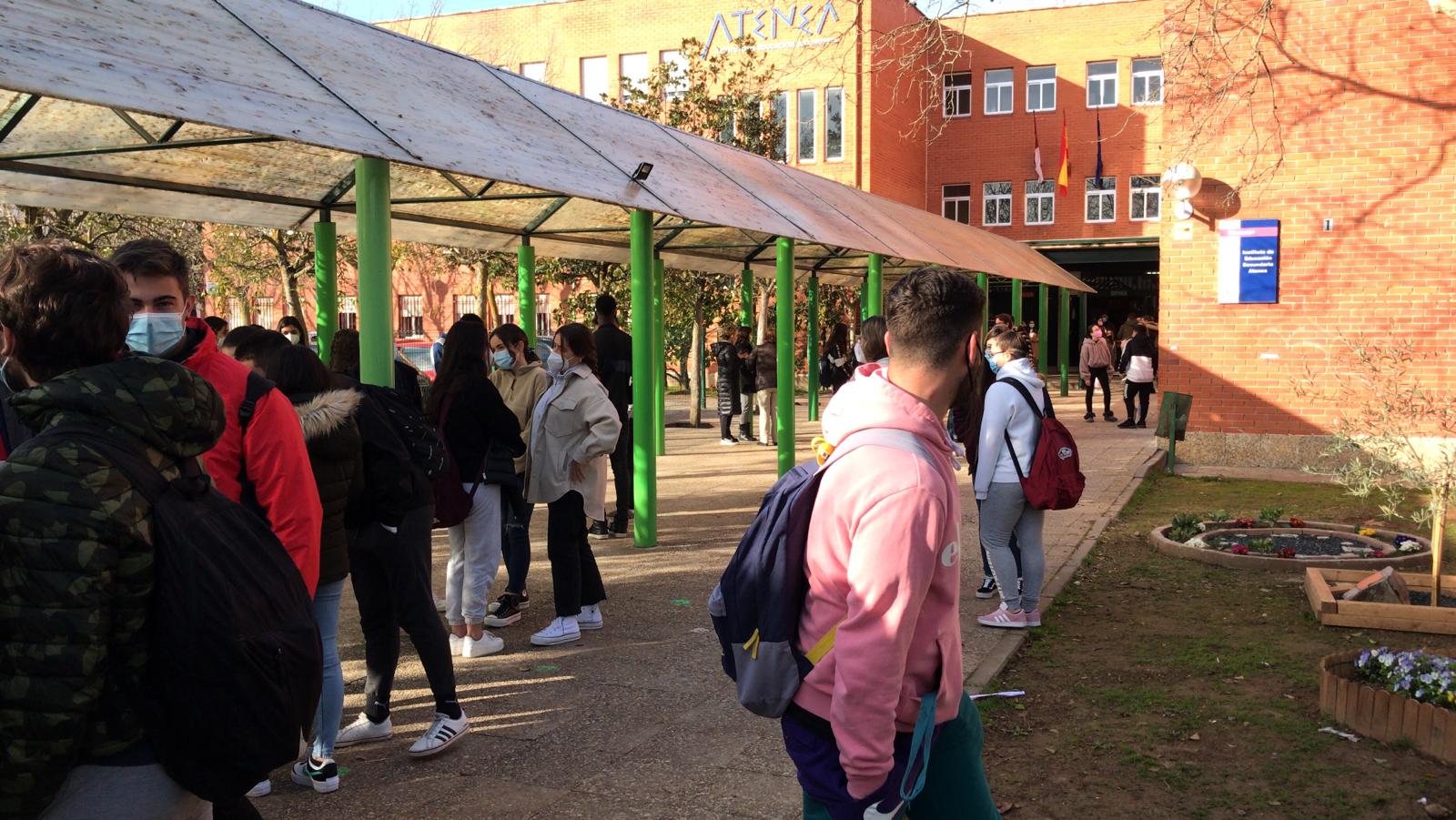 Un escape de gas obliga a desalojar el IES Atenea de Ciudad Real Un escape de gas obliga a desalojar el IES Atenea de Ciudad Real