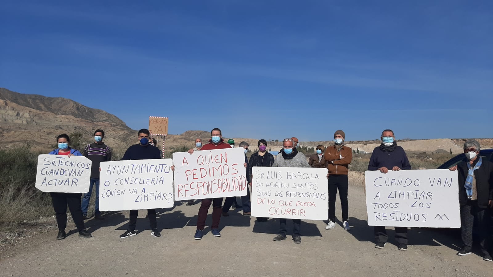 Vecinos de la partida de Fontcalent exigen el cierre definitivo de la escombrera sin licencia de El Salar y la regeneración ambiental de la zona Vecinos de la partida de Fontcalent exigen el cierre definitivo de la escombrera sin licencia de El Salar y la regeneración ambiental de la zona