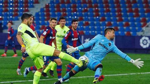 Aitor Fern&aacute;ndez para un disparo de Luis Su&aacute;rez