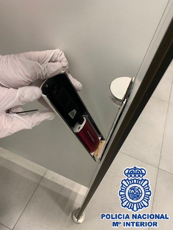 Graban más de 71.000 vídeos en baños ocultando cámaras en ambientadores Graban más de 71.000 vídeos en baños ocultando cámaras en ambientadores