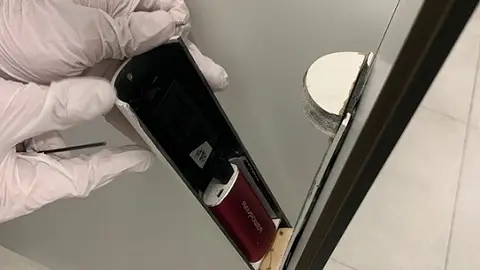 Escondían los aparatos de grabación en ambientadores Dos detenidos