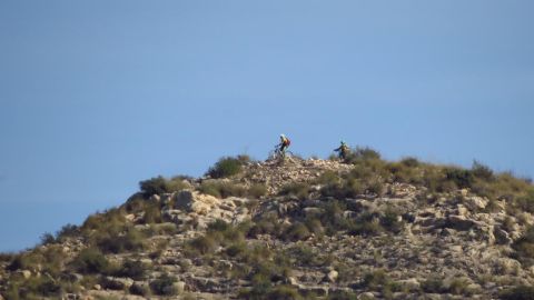 Dos ciclistas en la cima del Catellar, en el entorno del Pantano de Elche.