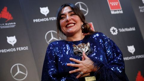 La actriz Candela Pe&ntilde;a sostiene el premio Feroz 2020 a la Mejor Actriz Protagonista de una serie por 'Hierro'