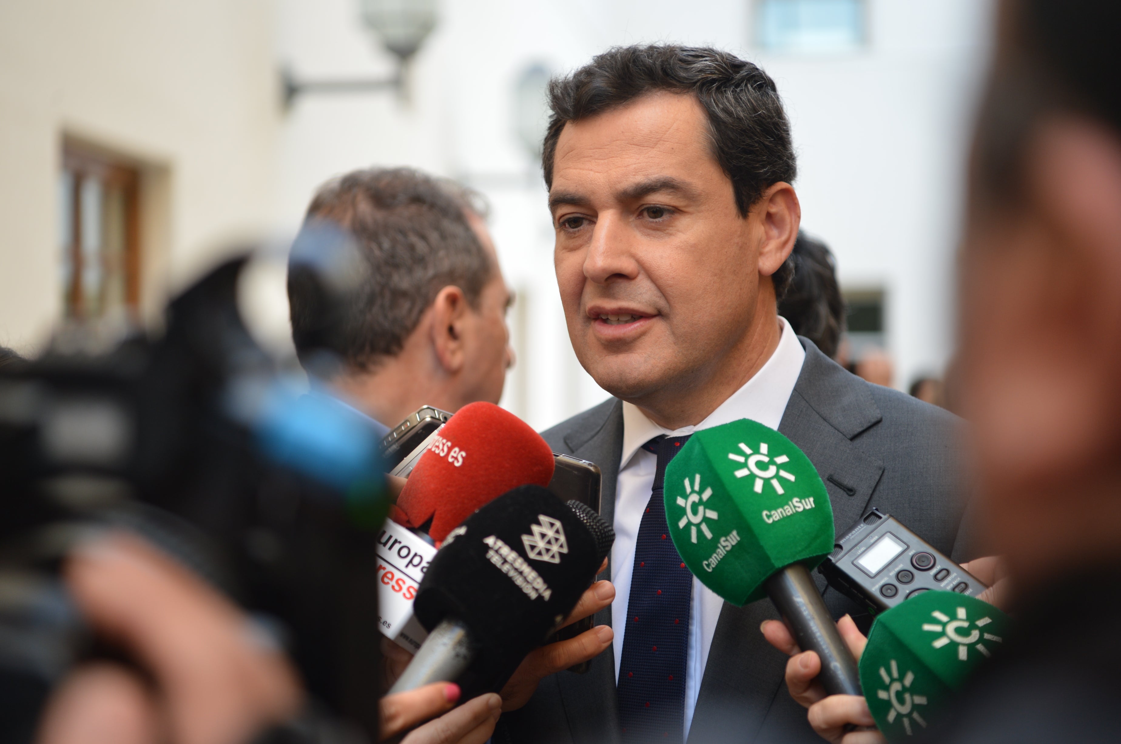 El presidente de la Junta de Andalucía exige una mesa bilateral como la de Cataluña El presidente de la Junta de Andalucía exige una mesa bilateral como la de Cataluña