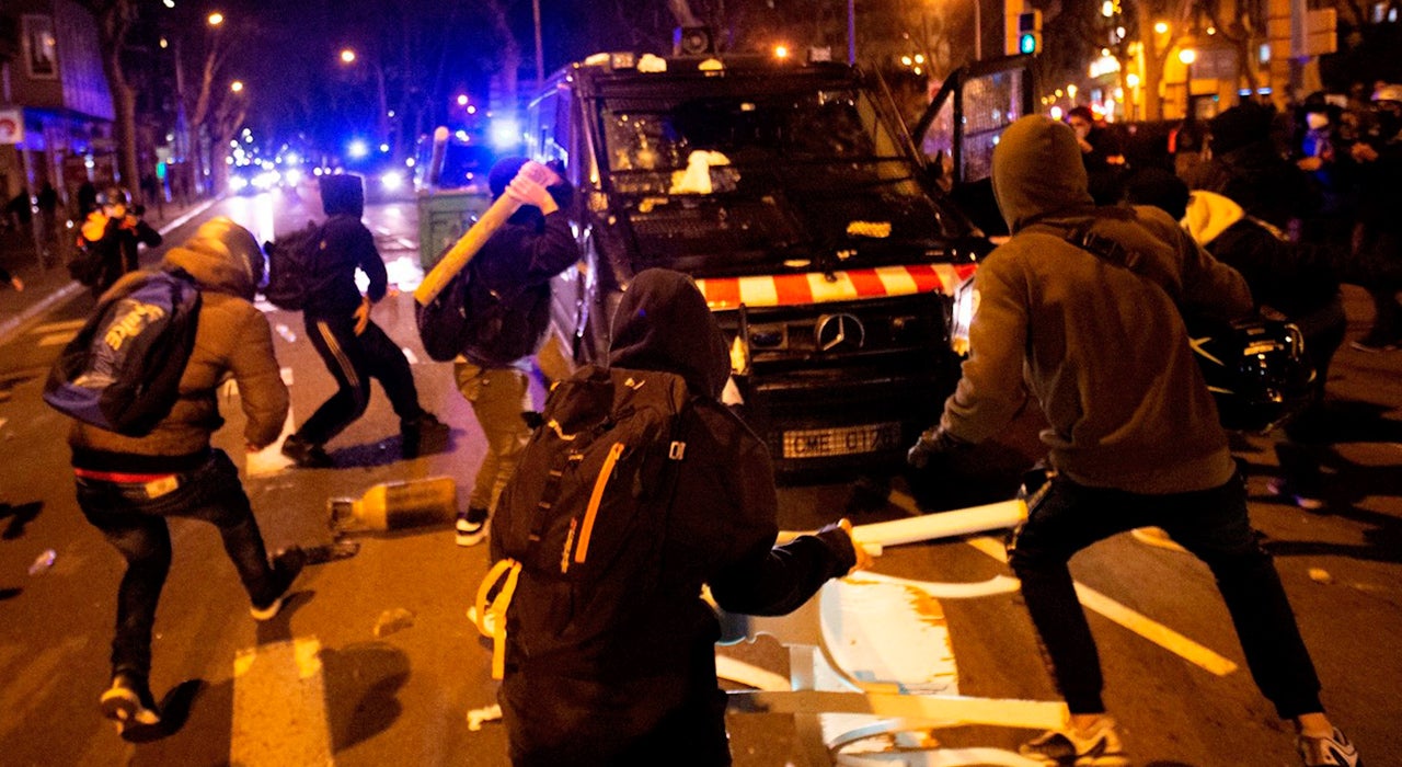 Tertulia: ¿Se está blanqueando la violencia en los disturbios? Tertulia: ¿Se está blanqueando la violencia en los disturbios?