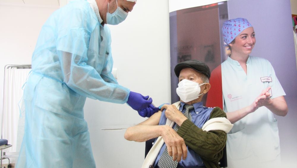 Los pacientes están siendo citados en sus centros de salud de referencia donde acuden para recibir la primera dosis de la vacuna Los pacientes están siendo citados en sus centros de salud de referencia donde acuden para recibir la primera dosis de la vacuna