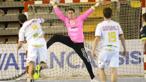 El meta del Viveros Herol, Yeray Lamariano Balonmano Nava