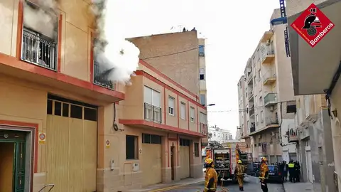 Incendio en la vivienda de la calle Ángel de Crevillent. Incendio en la vivienda de la calle Ángel de Crevillent.