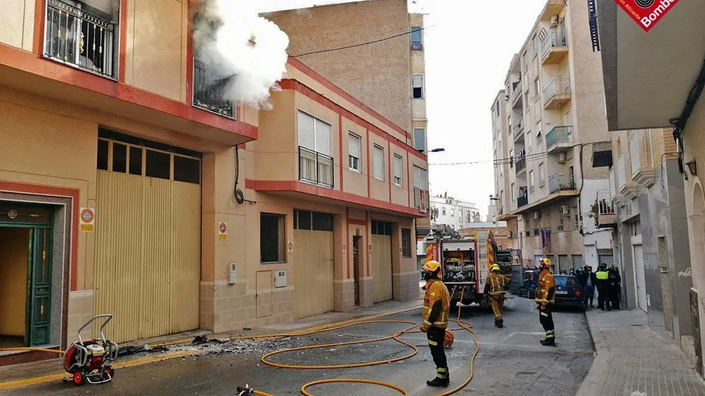 Incendio en la vivienda de la calle Ángel de Crevillent. Incendio en la vivienda de la calle Ángel de Crevillent.