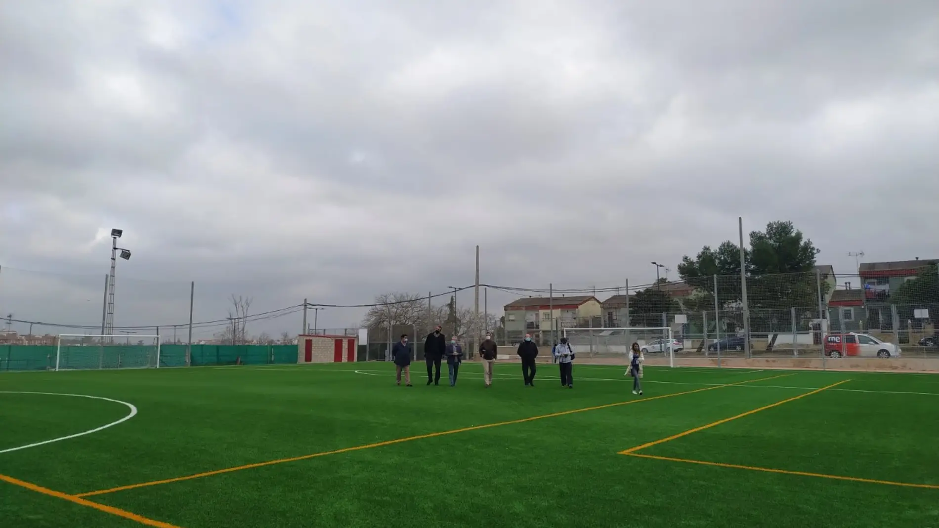 El Campo de fútbol del Cerro de Reyes ya cuenta con césped artificial y un vallado perimetral