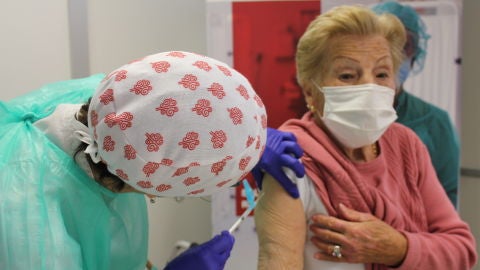 Mayor de 90 a&ntilde;os vacunada en Elche frente a la covid-19