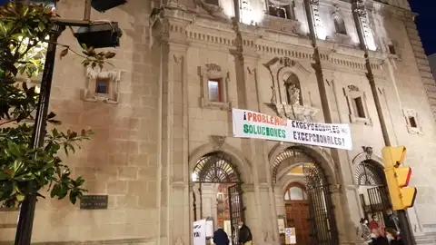 varios hosteleros se encierran en la iglesia gijonesa de San José varios hosteleros se encierran en la iglesia gijonesa de San José