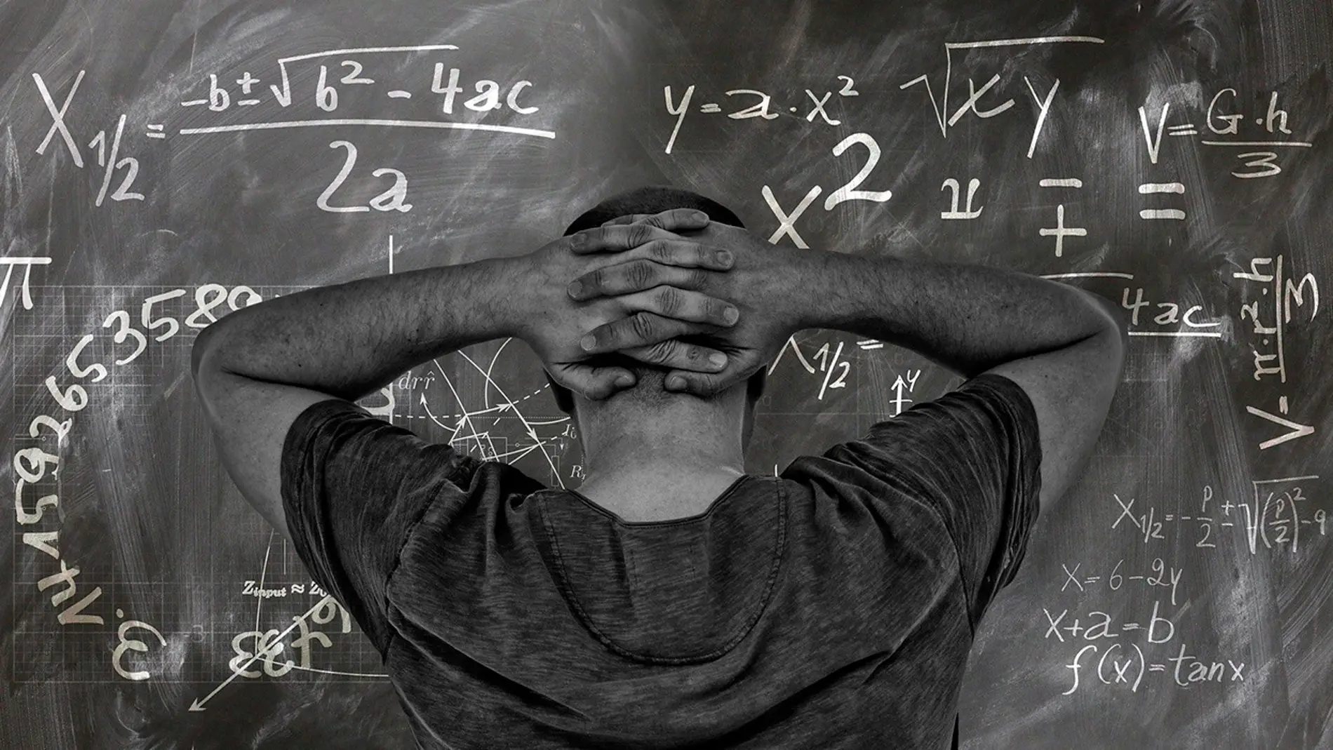Un hombre haciendo un problema de matemáticas