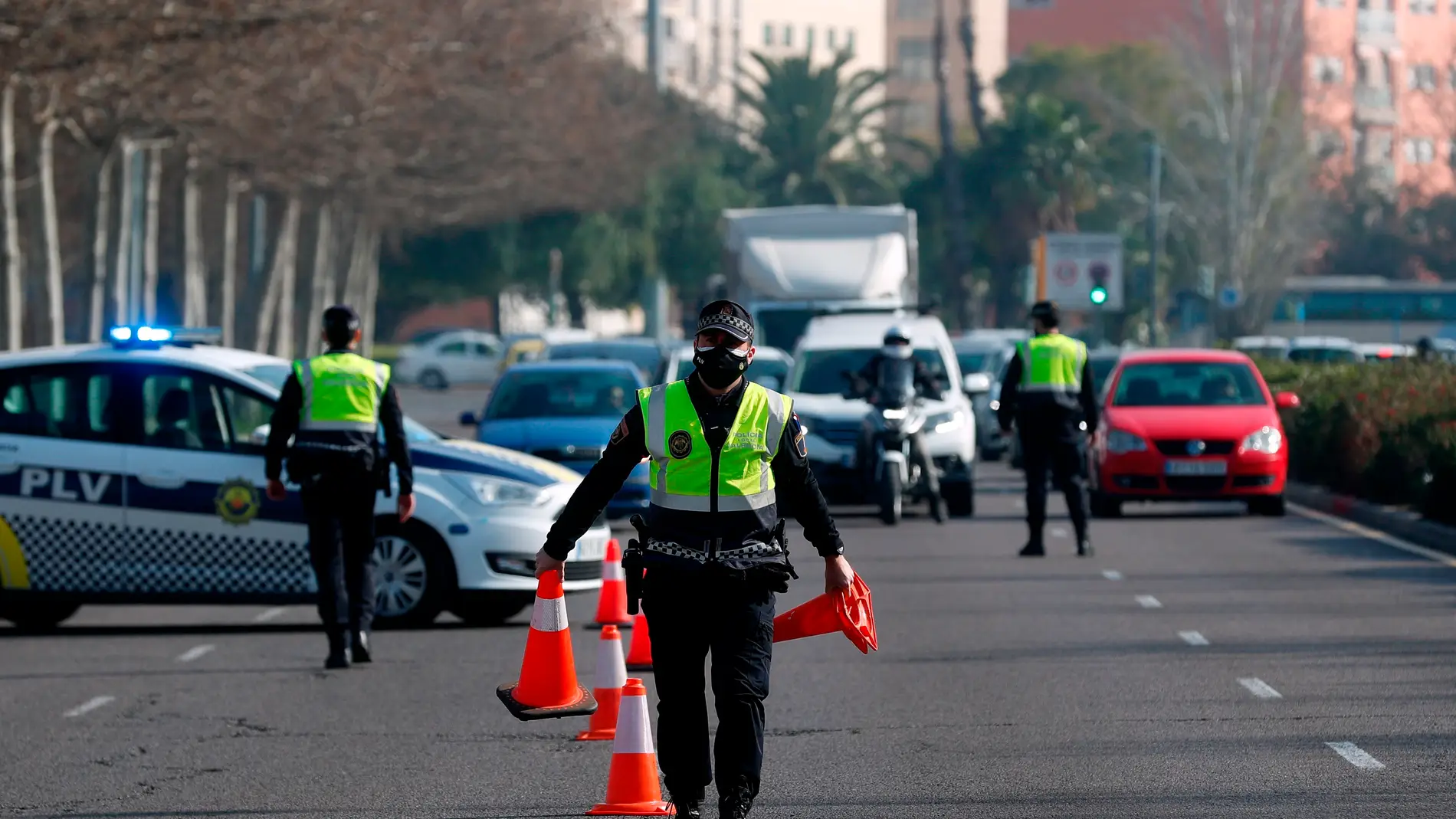 Control policial en una de las salidas de Valencia.