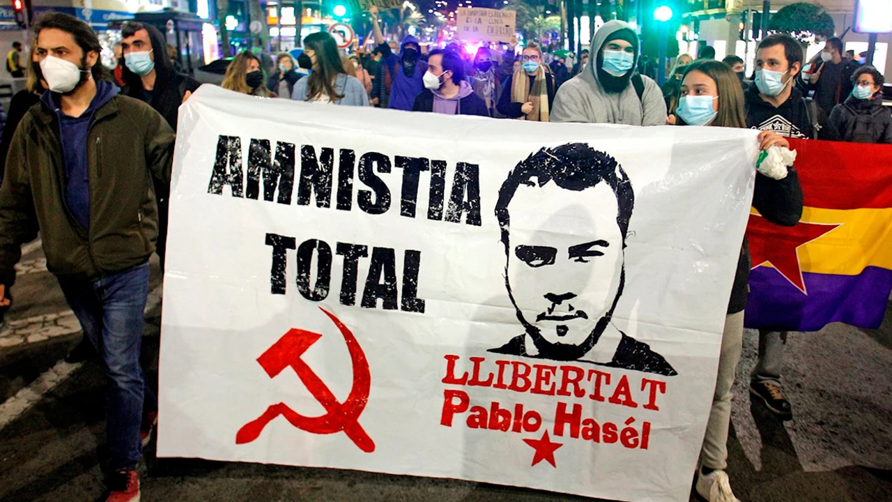 Un grupo de jóvenes pidiendo la libertad de Pablo Hasel