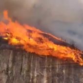 Un incendio fuera de control en Bera (Navarra) obliga a desalojar caseríos de Irún y alrededores
