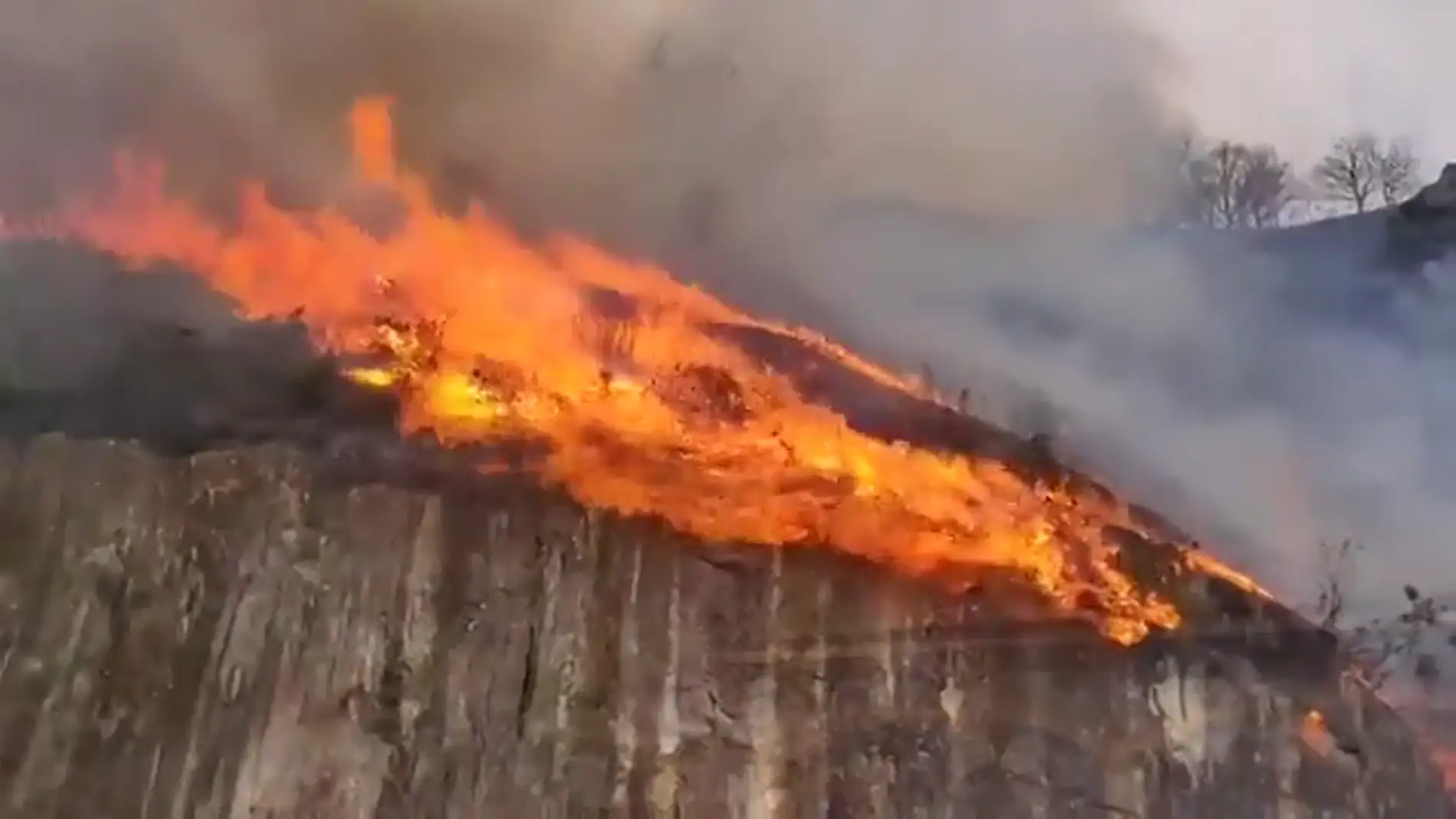 Un incendio fuera de control en Bera (Navarra) obliga a desalojar caseríos de Irún y alrededores