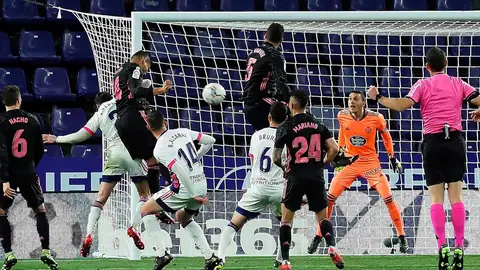 El Real Madrid y el Valladolid se disputan un balón El Real Madrid y el Valladolid se disputan un balón