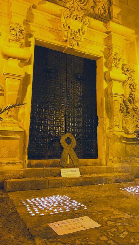 Velas encendidas por NNGG del PP de Elche en recuerdo de los fallecidos por covid-19.