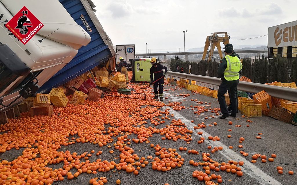 El vuelco de un camión cargado de naranjas en la A-31 provoca retenciones de hasta ocho kilómetros El vuelco de un camión cargado de naranjas en la A-31 provoca retenciones de hasta ocho kilómetros