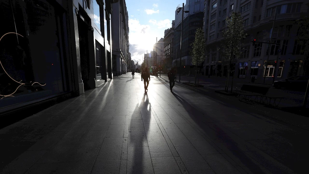 Varias personas caminan por la Gran Vía madrileña
