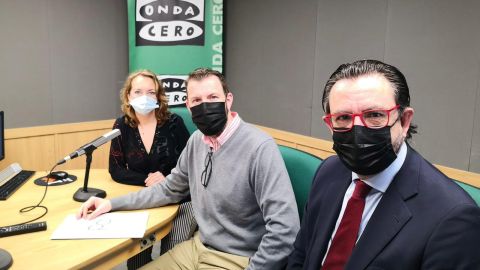 La periodista de Onda Cero Elka Dimitrova junto al ejecutivo de cuentas de Pedrosa, Tomeu Alcover, y el director de Asima, Alejandro S&aacute;enz de San Pedro.