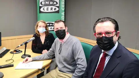 La periodista de Onda Cero Elka Dimitrova junto al ejecutivo de cuentas de Pedrosa, Tomeu Alcover, y el director de Asima, Alejandro Sáenz de San Pedro. La periodista de Onda Cero Elka Dimitrova junto al ejecutivo de cuentas de Pedrosa, Tomeu Alcover, y el director de Asima, Alejandro Sáenz de San Pedro.