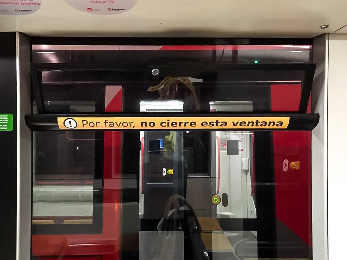 Ventanillas abiertas 7 cms. para viajar seguros en bus y tranvía Ventanillas abiertas 7 cms. para viajar seguros en bus y tranvía