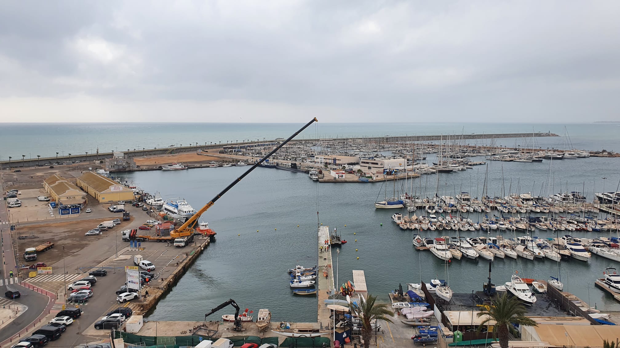 Una grua de grandes dimensiones inicia la remodelación del muelle 10 Una grua de grandes dimensiones inicia la remodelación del muelle 10