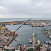 Una grua de grandes dimensiones inicia la remodelación del muelle 10 