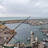 Una grua de grandes dimensiones inicia la remodelación del muelle 10 Una grua de grandes dimensiones inicia la remodelación del muelle 10