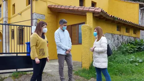Gimena Llamedo en un momento de la visita a la asociación El Patiu Gimena Llamedo en un momento de la visita a la asociación El Patiu