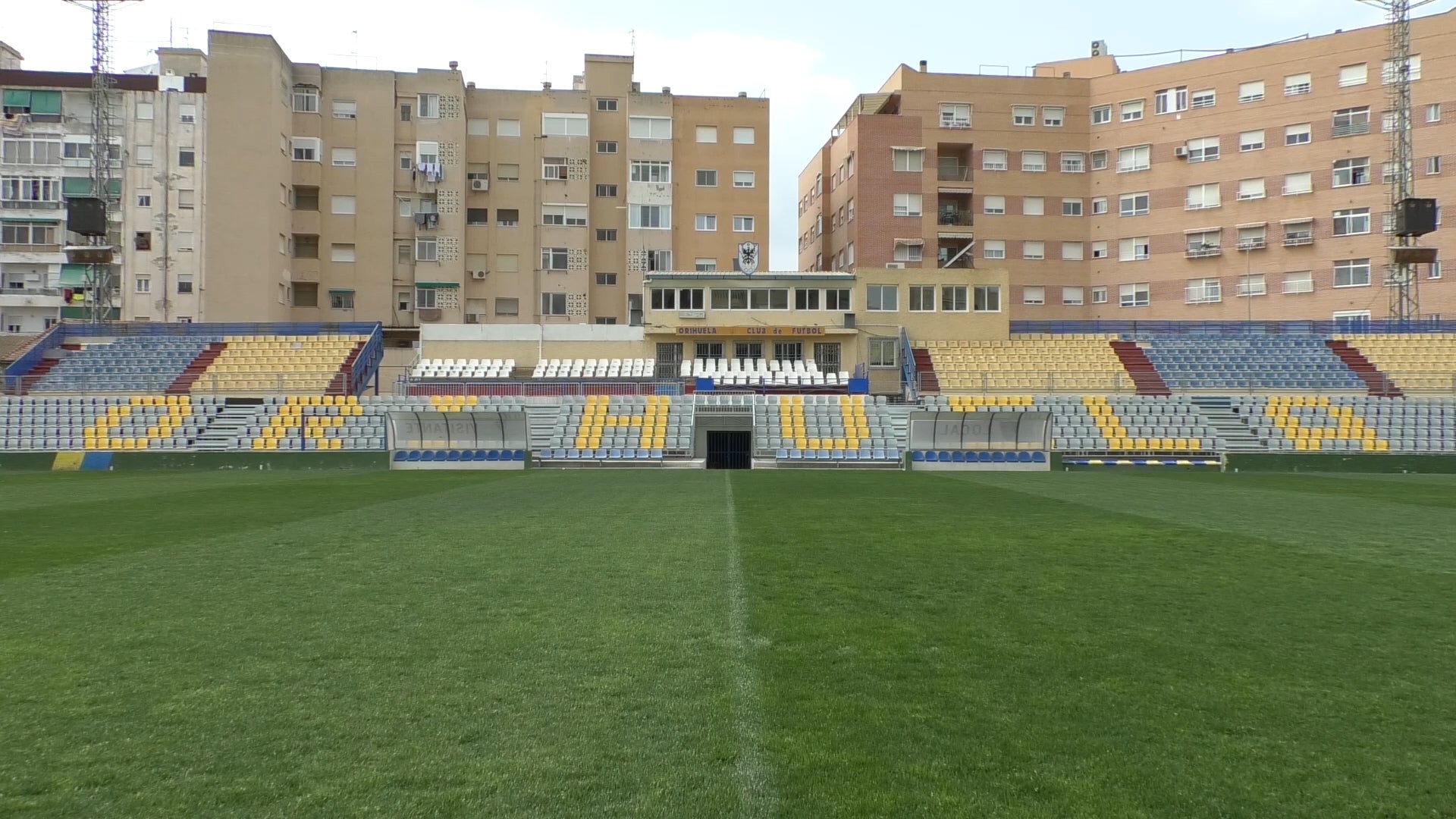 El estadio de Los Arcos muestra una nueva imágen con la reposición de las gradas perdidas por la DANA El estadio de Los Arcos muestra una nueva imágen con la reposición de las gradas perdidas por la DANA