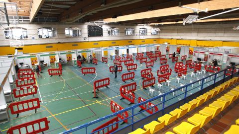 El polideportivo Germans Escalas de Palma acoge unos de los dispositivos de vacunación masiva de Mallorca