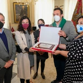 José María González junto a parte de su equipo de Gobierno y profesorado de centros educativos José María González junto a parte de su equipo de Gobierno y profesorado de centros educativos