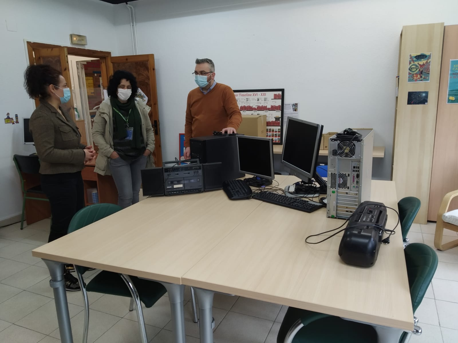 La EOI de Cangas dona ordenadores a los Servicios Sociales Municipales La EOI de Cangas dona ordenadores a los Servicios Sociales Municipales