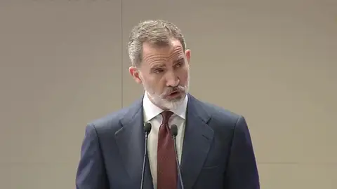 A3 Noticias 2 (05-03-21) Felipe VI ha clausurado hoy un acto en la planta de Seat en Martorell en el que ha señalado que el consorcio del Gobierno con el grupo Volkswagen e Iberdrola para la puesta en marcha de la primera planta de baterías de coches eléctricos en España representa "una señal inmejorable de compromiso" con la cadena de valor del sector, "El proyecto de localización de la producción del vehículo eléctrico de pequeño tamaño de todo el grupo Volkswagen en España es, sin duda alguna, una magnífica noticia, y un ejemplo de cómo aplicar dichos fondos a proyectos de gran envergadura que afecten de manera transversal a nuestras capacidades industriales", ha subrayado Felipe VI. A3 Noticias 2 (05-03-21) Felipe VI ha clausurado hoy un acto en la planta de Seat en Martorell en el que ha señalado que el consorcio del Gobierno con el grupo Volkswagen e Iberdrola para la puesta en marcha de la primera planta de baterías de coches eléctricos en España representa "una señal inmejorable de compromiso" con la cadena de valor del sector, "El proyecto de localización de la producción del vehículo eléctrico de pequeño tamaño de todo el grupo Volkswagen en España es, sin duda alguna, una magnífica noticia, y un ejemplo de cómo aplicar dichos fondos a proyectos de gran envergadura que afecten de manera transversal a nuestras capacidades industriales", ha subrayado Felipe VI.