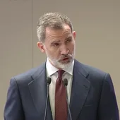 A3 Noticias 2 (05-03-21) Felipe VI ha clausurado hoy un acto en la planta de Seat en Martorell en el que ha señalado que el consorcio del Gobierno con el grupo Volkswagen e Iberdrola para la puesta en marcha de la primera planta de baterías de coches eléctricos en España representa "una señal inmejorable de compromiso" con la cadena de valor del sector, "El proyecto de localización de la producción del vehículo eléctrico de pequeño tamaño de todo el grupo Volkswagen en España es, sin duda alguna, una magnífica noticia, y un ejemplo de cómo aplicar dichos fondos a proyectos de gran envergadura que afecten de manera transversal a nuestras capacidades industriales", ha subrayado Felipe VI. A3 Noticias 2 (05-03-21) Felipe VI ha clausurado hoy un acto en la planta de Seat en Martorell en el que ha señalado que el consorcio del Gobierno con el grupo Volkswagen e Iberdrola para la puesta en marcha de la primera planta de baterías de coches eléctricos en España representa "una señal inmejorable de compromiso" con la cadena de valor del sector, "El proyecto de localización de la producción del vehículo eléctrico de pequeño tamaño de todo el grupo Volkswagen en España es, sin duda alguna, una magnífica noticia, y un ejemplo de cómo aplicar dichos fondos a proyectos de gran envergadura que afecten de manera transversal a nuestras capacidades industriales", ha subrayado Felipe VI.