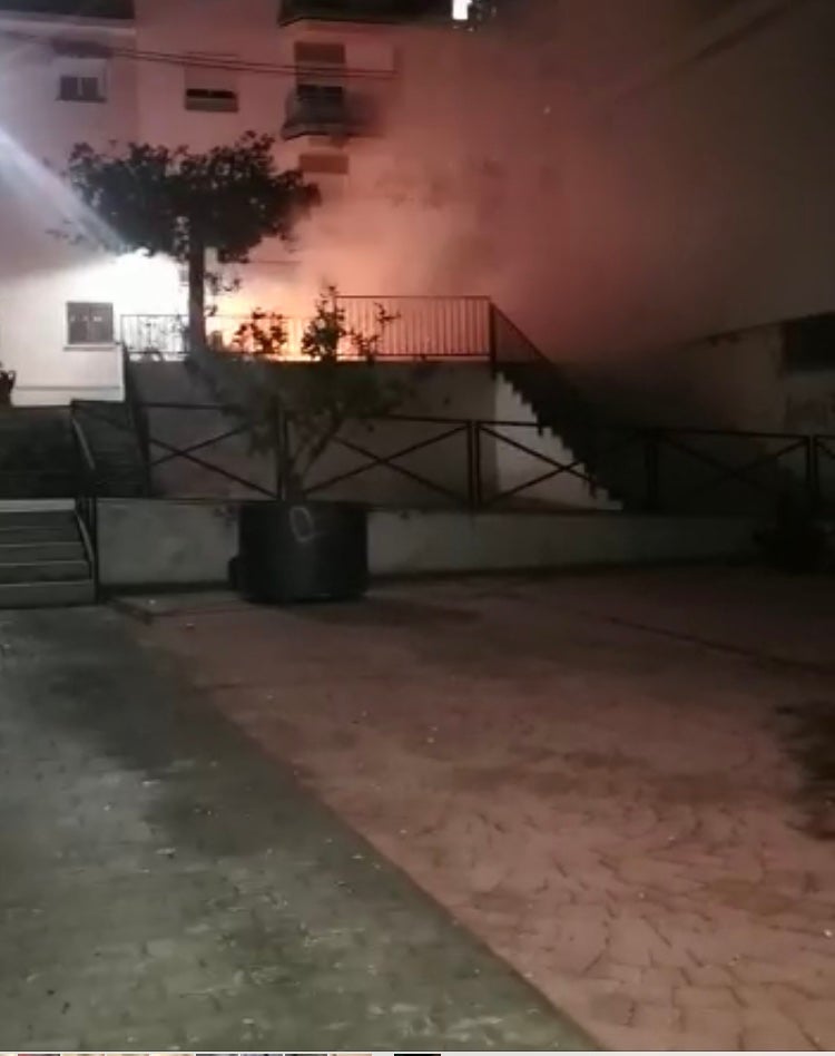 Arde un contenedor en la calle Fábrica Nueva Arde un contenedor en la calle Fábrica Nueva