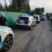 Varios vehículos de la Policía Local acudieron hasta la casa Varios vehículos de la Policía Local acudieron hasta la casa