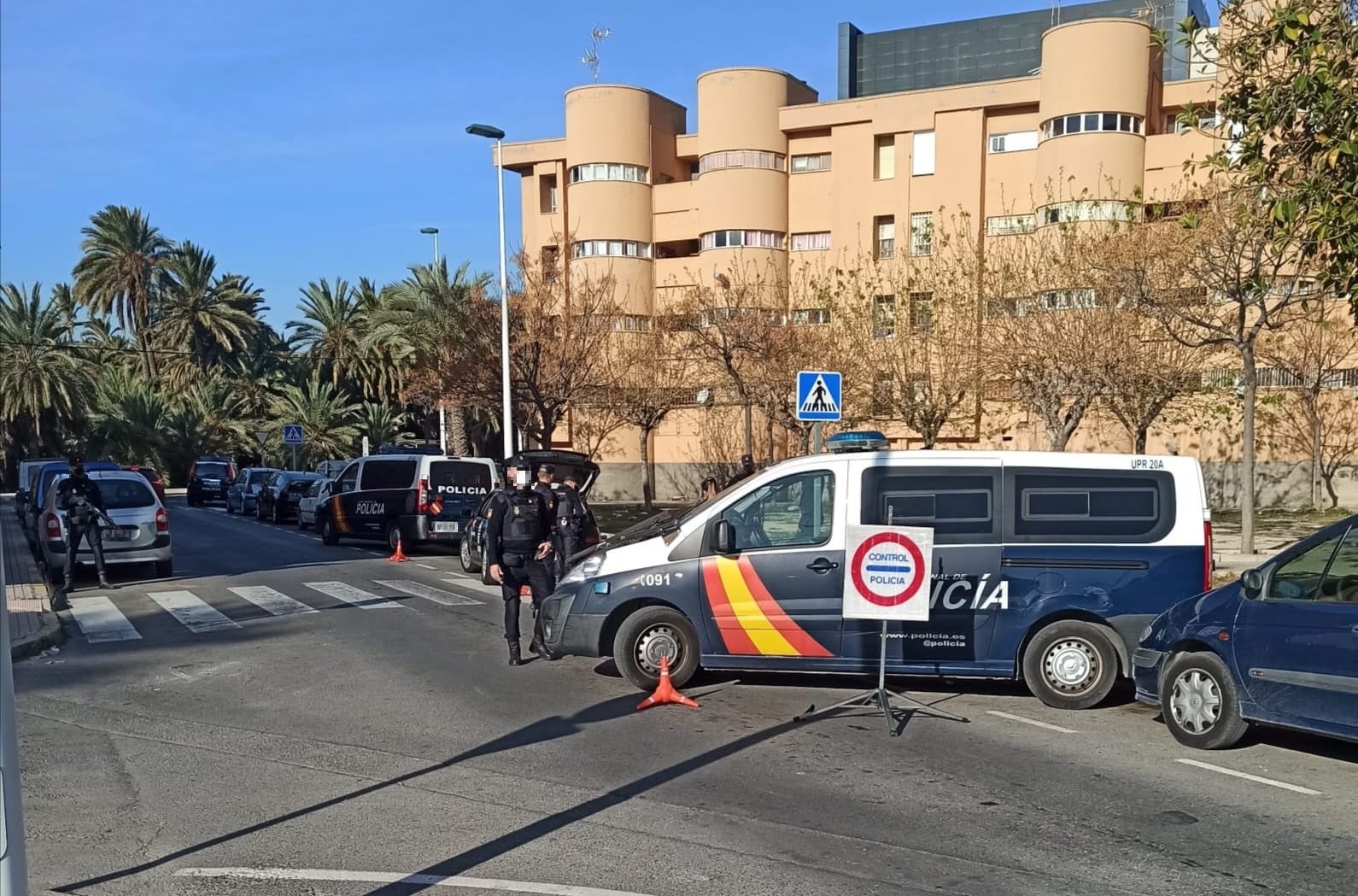 La Policía Nacional detiene a dos personas por distribuir marihuana y hachís desde tres pisos del barrio Los Palmerales de Elche La Policía Nacional detiene a dos personas por distribuir marihuana y hachís desde tres pisos del barrio Los Palmerales de Elche