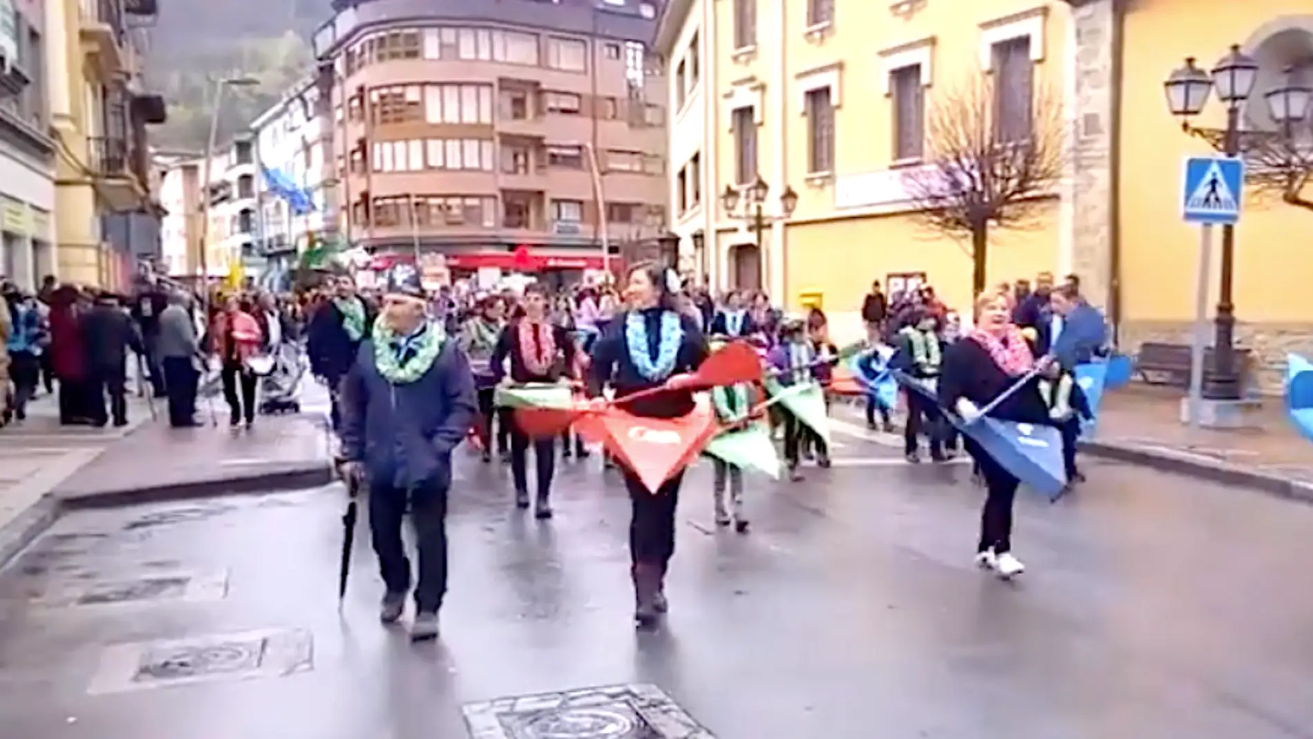 Imagen de archivo de un desfile de les piragües de Piloña