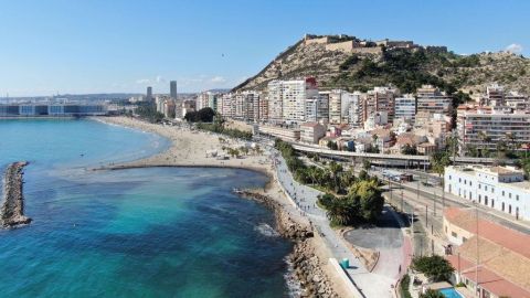 Vista de la primera l&iacute;nea de costa de Alicante que ser&iacute;a afectada por un hipot&eacute;tico tsunami